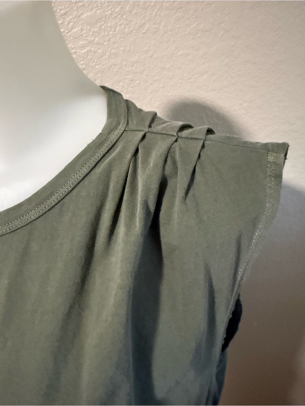 Women’s AMO Babe Olive Green Pleated Shoulder Muscle Tank Tee distressed - Picture 2 of 7